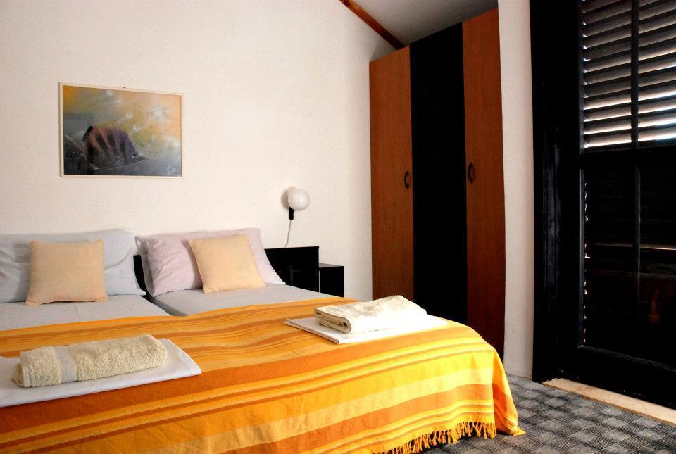 Guest House Alek Vrboska Habitación foto
