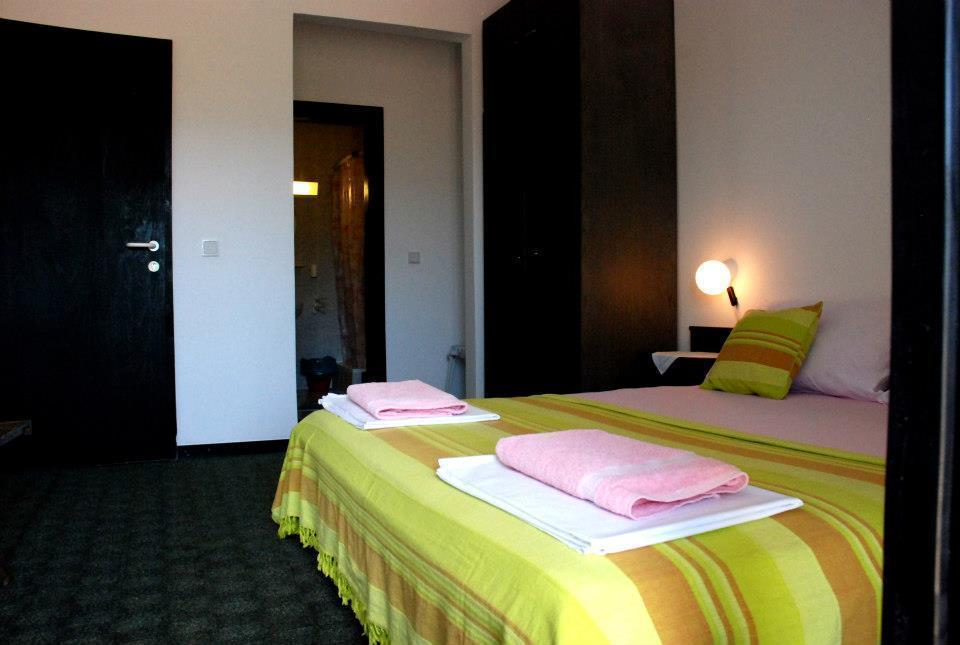 Guest House Alek Vrboska Habitación foto