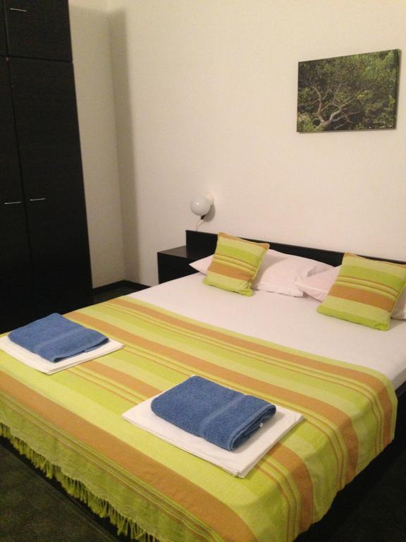 Guest House Alek Vrboska Habitación foto