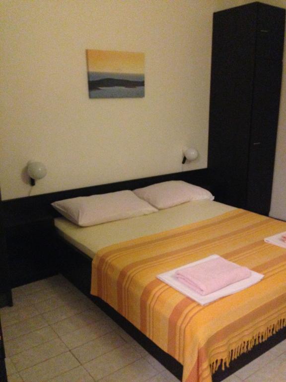 Guest House Alek Vrboska Habitación foto