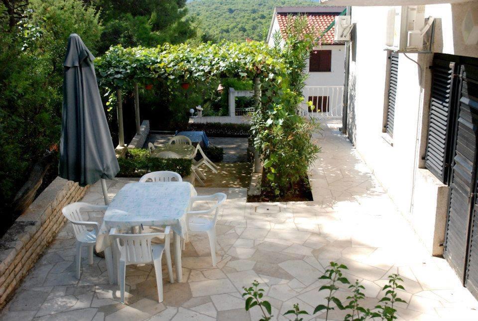 Guest House Alek Vrboska Habitación foto