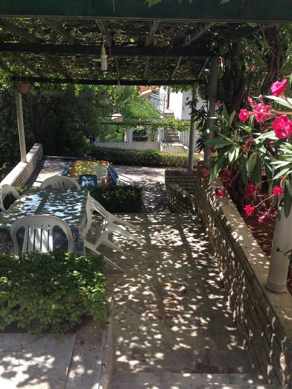 Guest House Alek Vrboska Habitación foto