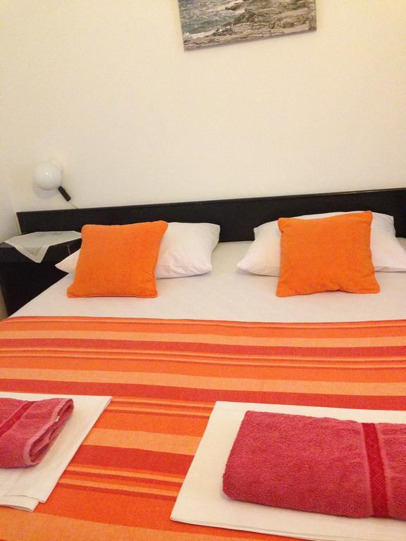 Guest House Alek Vrboska Habitación foto