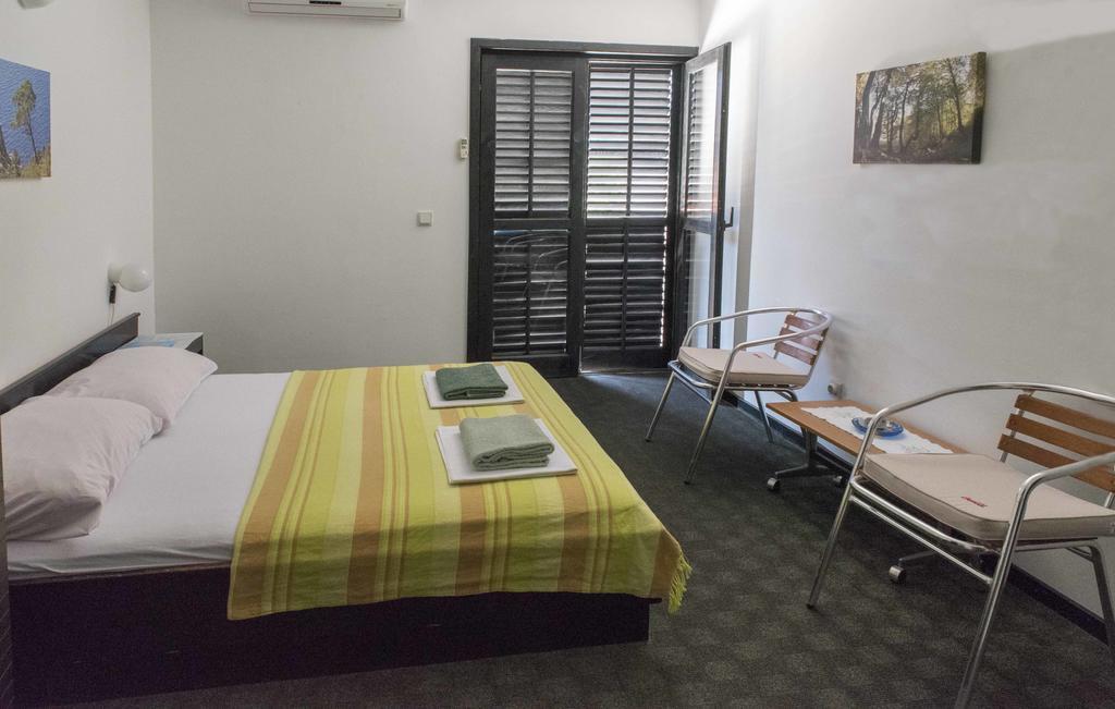 Guest House Alek Vrboska Exterior foto